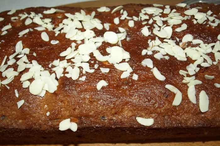 Кекс с вяленой вишней, арахисом и шоколадом