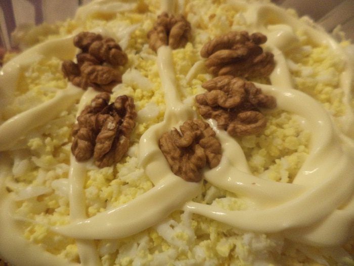 Салат &amp;quot;Чёрная жемчужина&amp;quot; с крабовыми палочками, сыром и яйцом