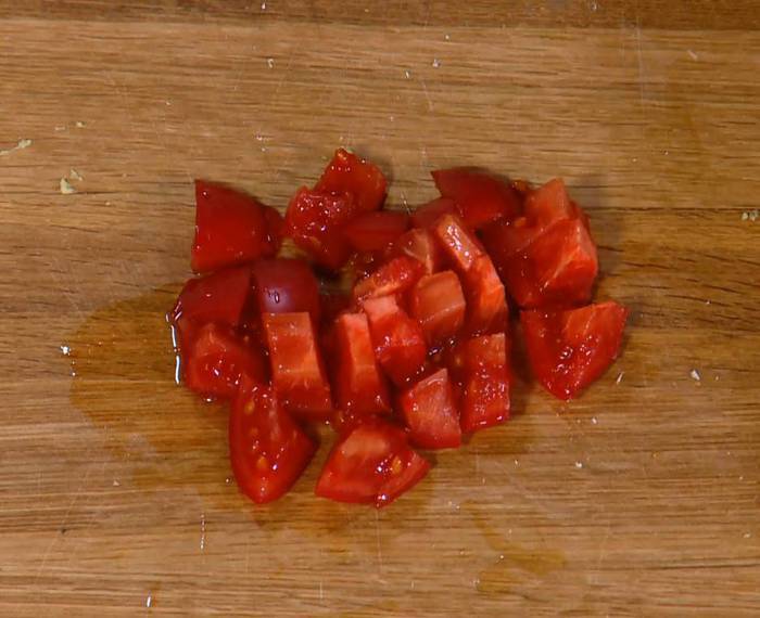 Яйца, запеченные в гренках, с соусом из авокадо 