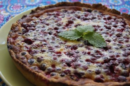 Тарт с брусникой и запеченным ганашем из белого шоколада