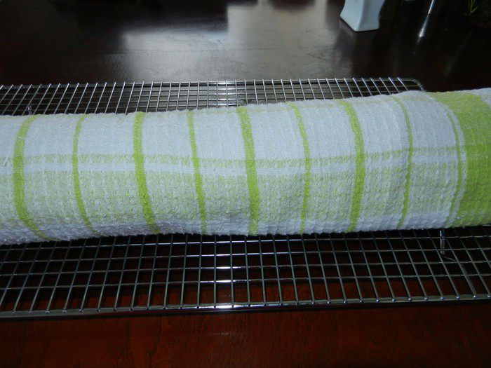 Рулет с клубникой и сливками (Cream-filled cake roll)