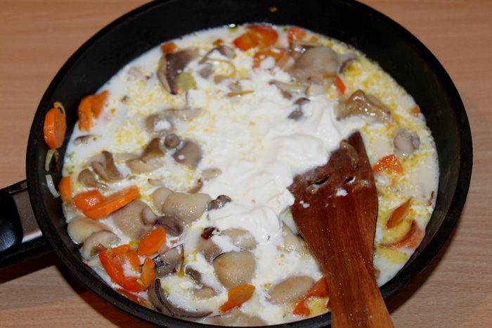 Грибы с сырными сконами
