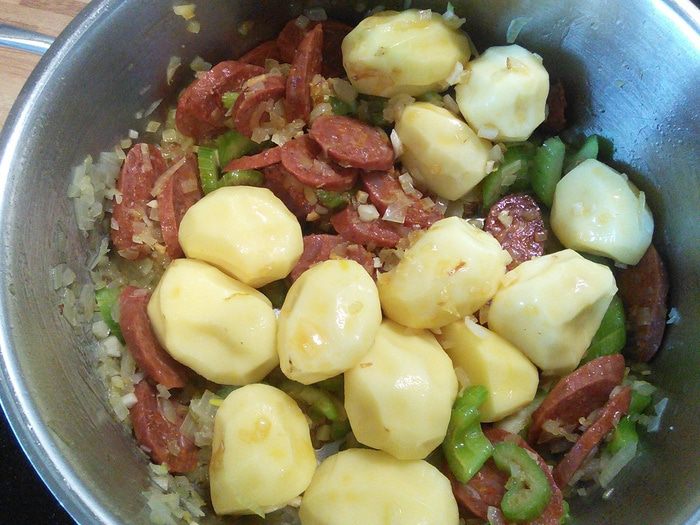 Суп с копчёными колбасками и зелёной капустой 