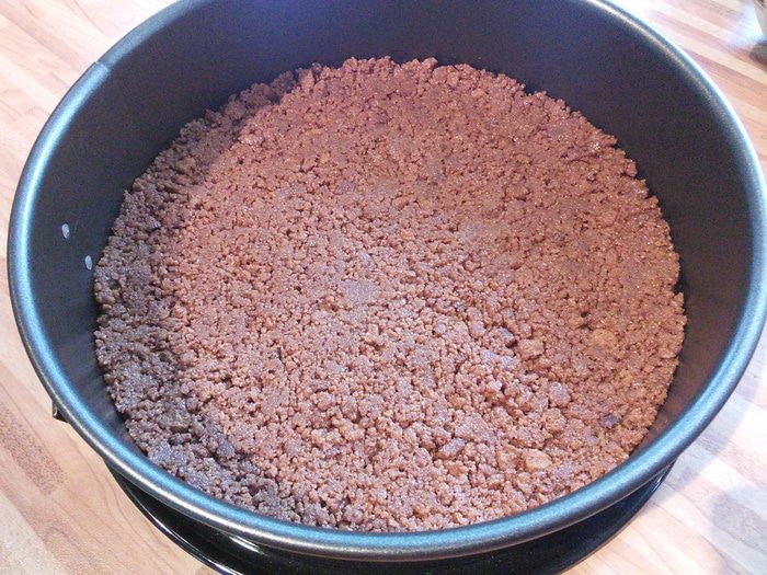 Кремовый чизкейк с клубничным соусом