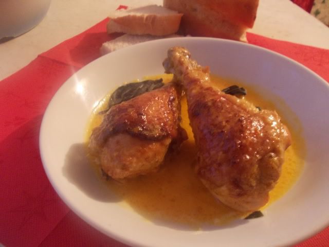 Курица с чесноком и паприкой в сливках