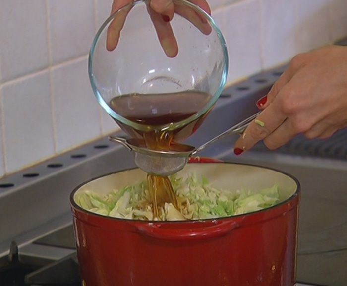 Капуста, тушенная с белыми грибами