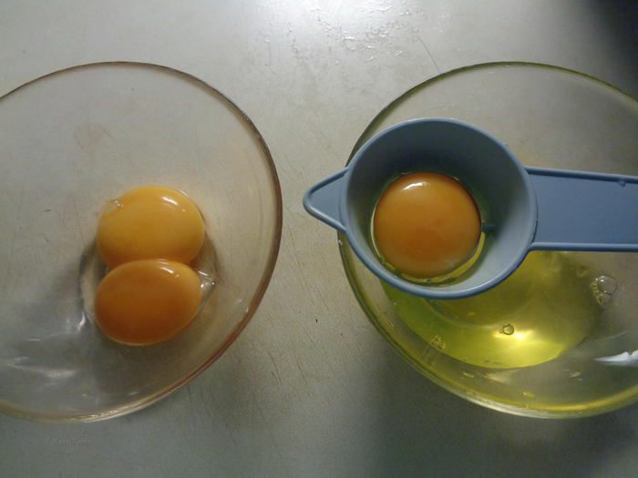 Шарлотка с ревенем, вяленой вишней и пряностями