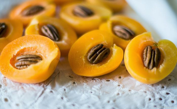 Абрикосы, запеченные с медом и орехами