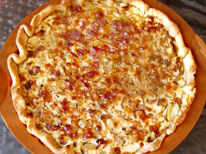 Луковый пирог со шпиком и сыром Джюгас 