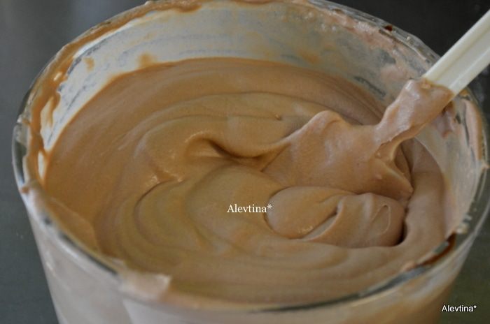 Рулет с пеканом и шоколадной начинкой