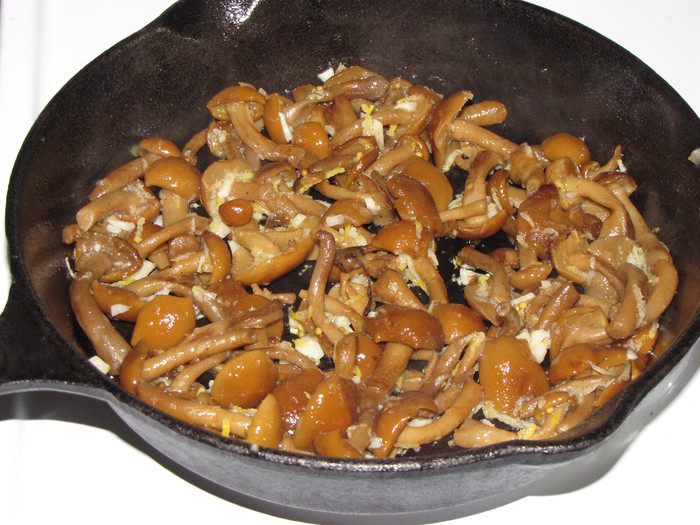 Салат с опятами, овощами и кедровыми орешками
