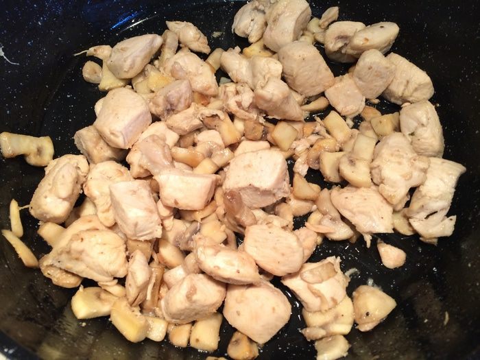 Курица с шампиньонами в сливочно-сырном соусе