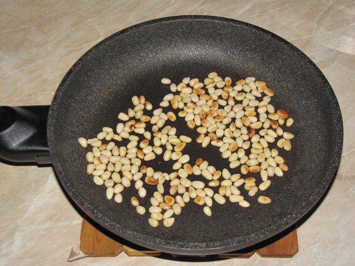 Салат с авокадо и черным виноградом