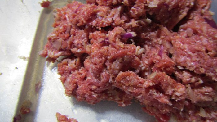 Гамбургер из говядины с чипсами из сладкого картофеля