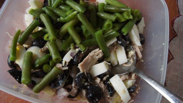 Салат с мясом, оливками и соусом песто из черемши