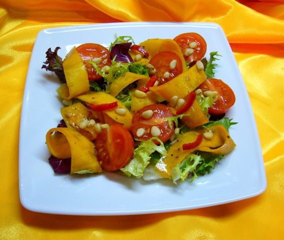 Салат с маринованной тыквой и помидорами черри