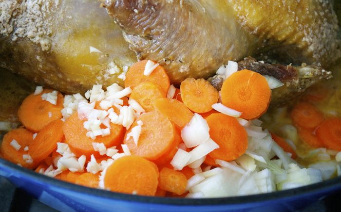 Фаршированная цесарка с капустой