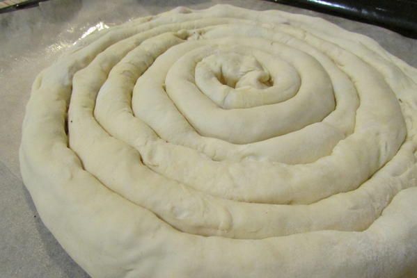 Слоеный пирог с форелью и картофелем