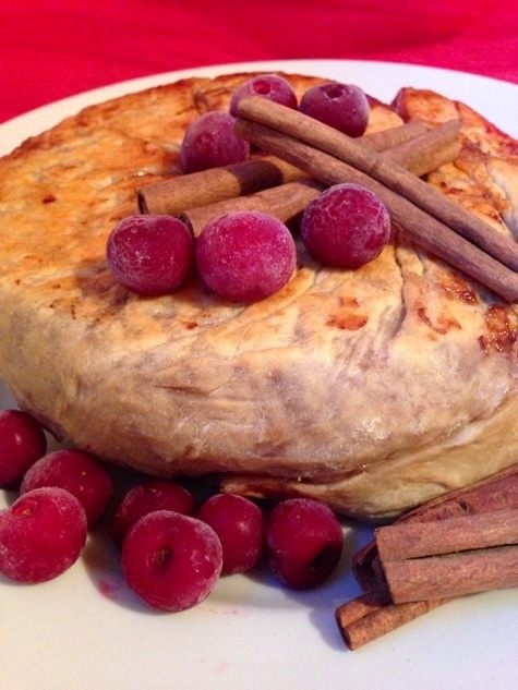 Слоеный пирог-рулет с вишней и корицей на сковороде