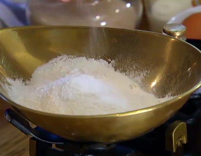 Блины на пиве с грушевым соусом 