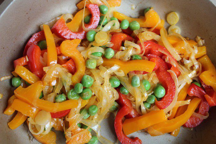 Фриттата с болгарским перцем, зеленым горошком  и луком-пореем