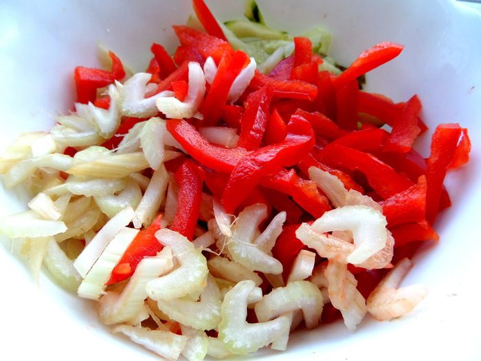 Рисовая вермишель с овощами и курицей