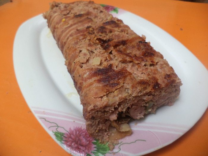 Хлебец из мясного фарша с начинкой из яиц и сосисок