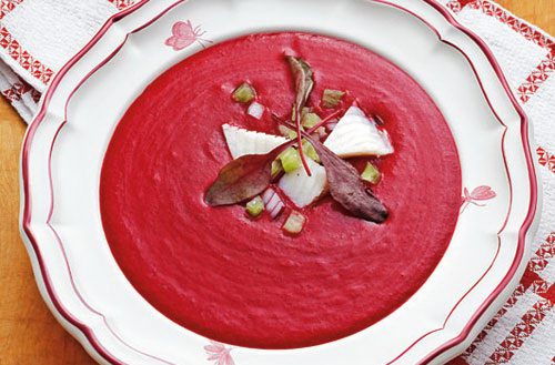 Холодный суп с тилапией и свекольной ботвой