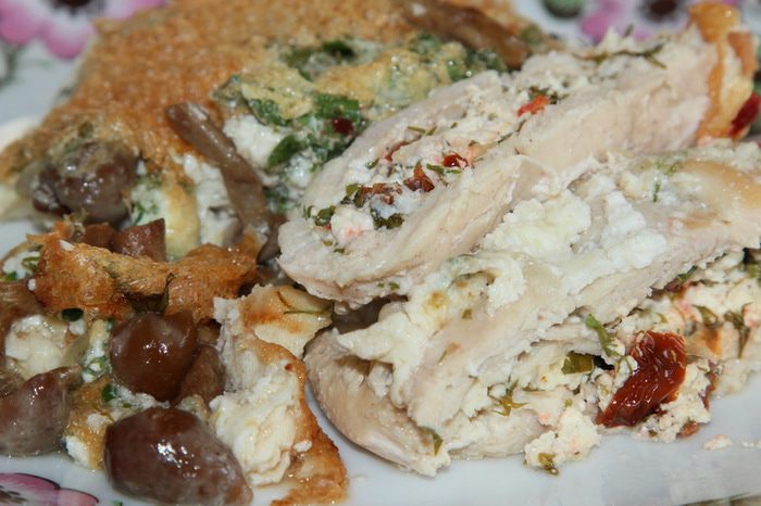 Куриная грудка с брынзой под белковой шапочкой