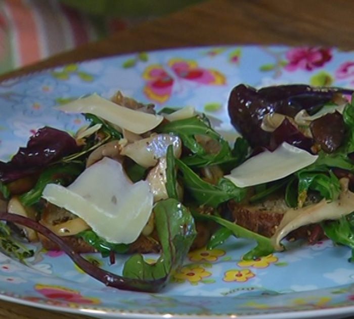 Жареные грибы на тостах 