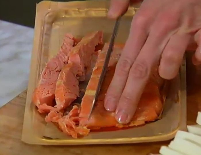 Открытый пирог с рыбой, моцареллой и шпинатом 