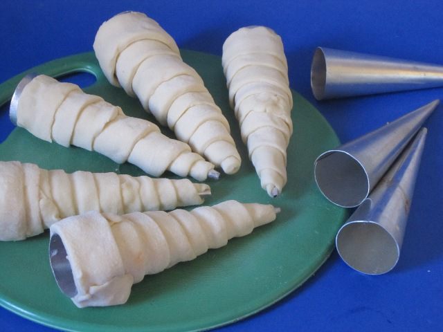 &amp;quot;Морковки&amp;quot; из слоеного теста с салатом