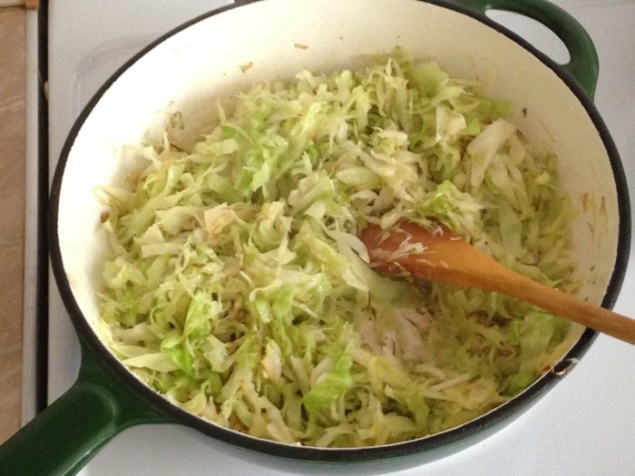 Киш из цельнозерновой муки с капустой и яйцом