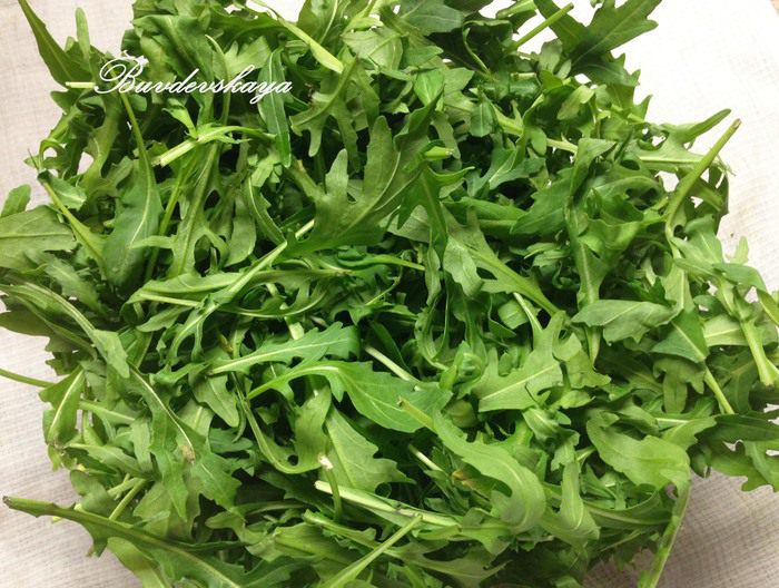 Салат с авокадо и моцареллой