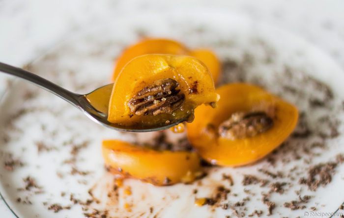 Абрикосы, запеченные с медом и орехами