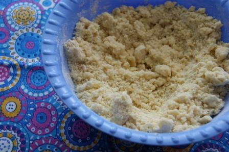 Тарт с брусникой и запеченным ганашем из белого шоколада