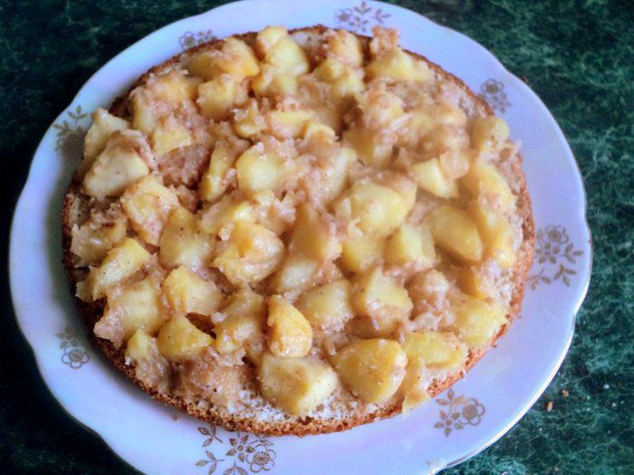 Ореховый торт с карамелизированными яблоками