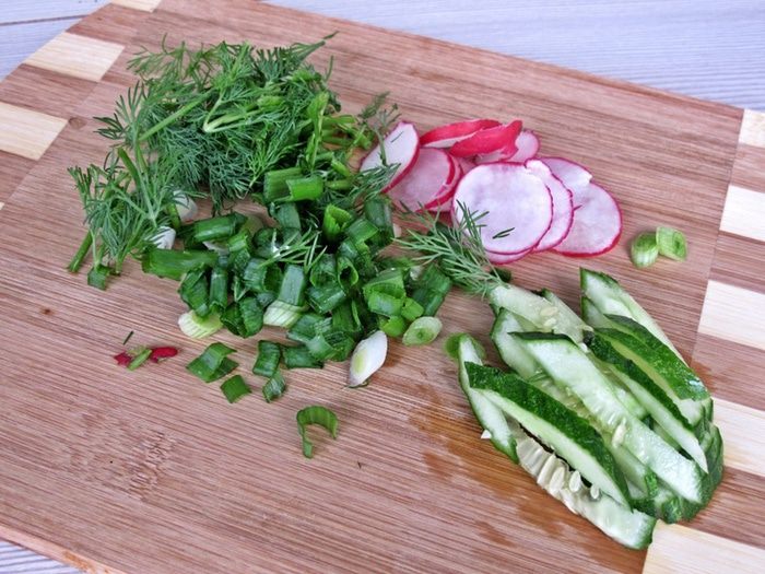 Окрошка с салями на йогурте