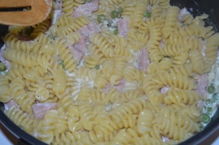 Фузилли с ветчиной и зеленым горошком 