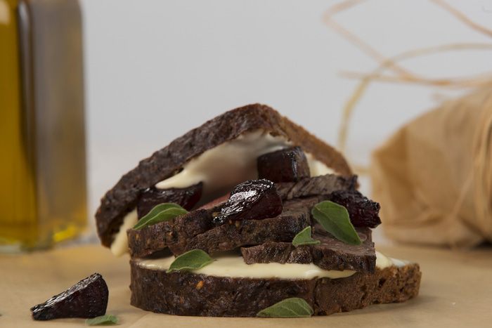 Сэндвич с телятиной и розмарином