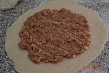 Мясной пирог с изюмом, яблоком и орехами