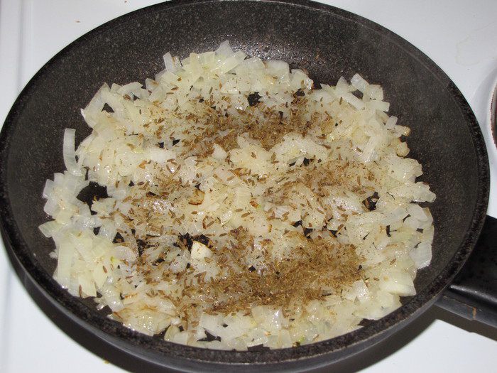 Открытый пирог с бараниной, грибами и помидорами