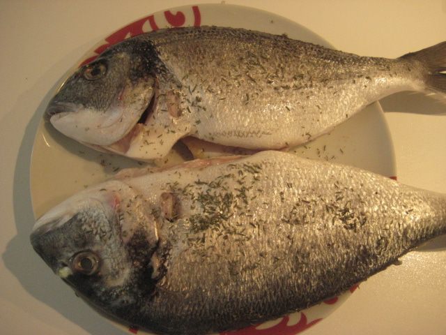 Запеченная дорада с тапенадом