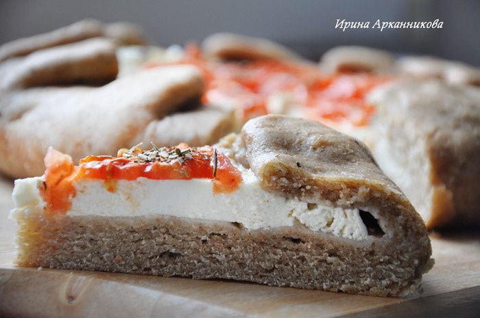 Цельнозерновая галета с фетой и помидорами