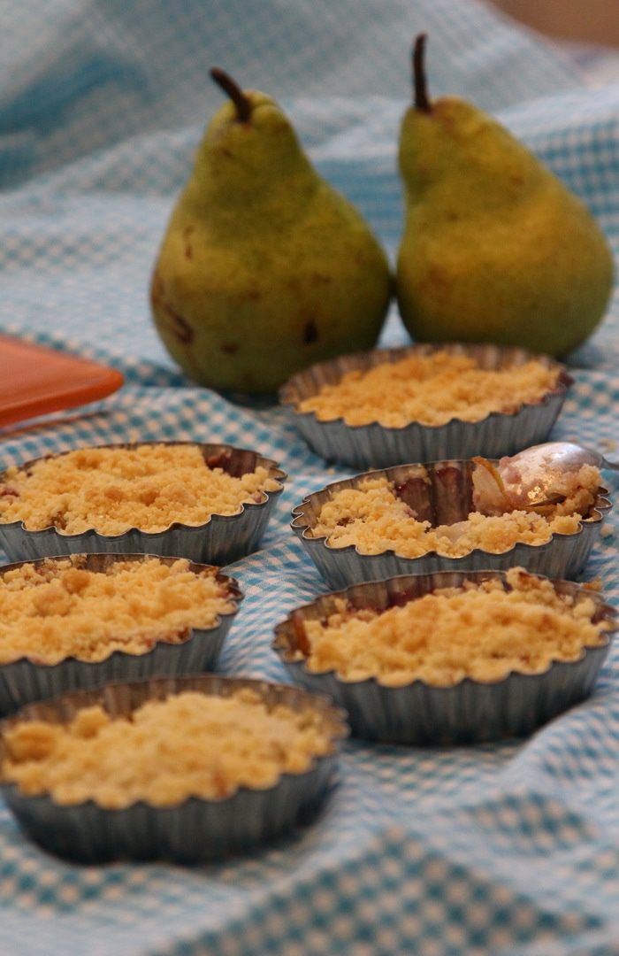 Грушево-брусничный крамбл