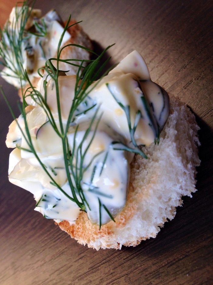 Яичный салат на гренке