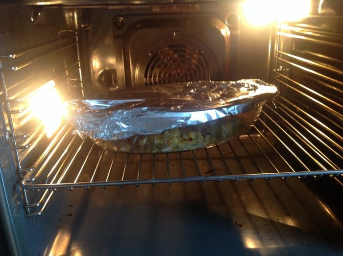 Яичница и запеченный картофель с беконом и ароматными травами