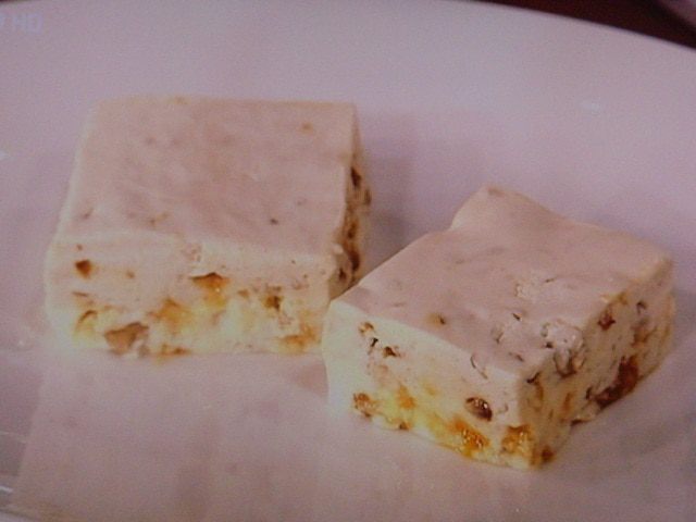 Персиковый парфе с крокантом из миндаля