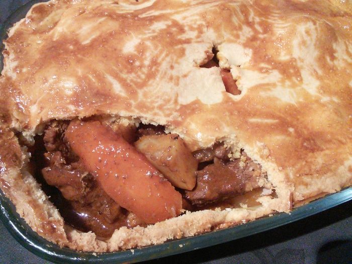 Зимний пай из телятины и корешковых овощей 