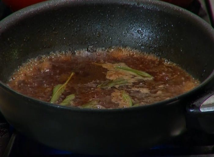 Телячья печень в винном соусе с шалфеем